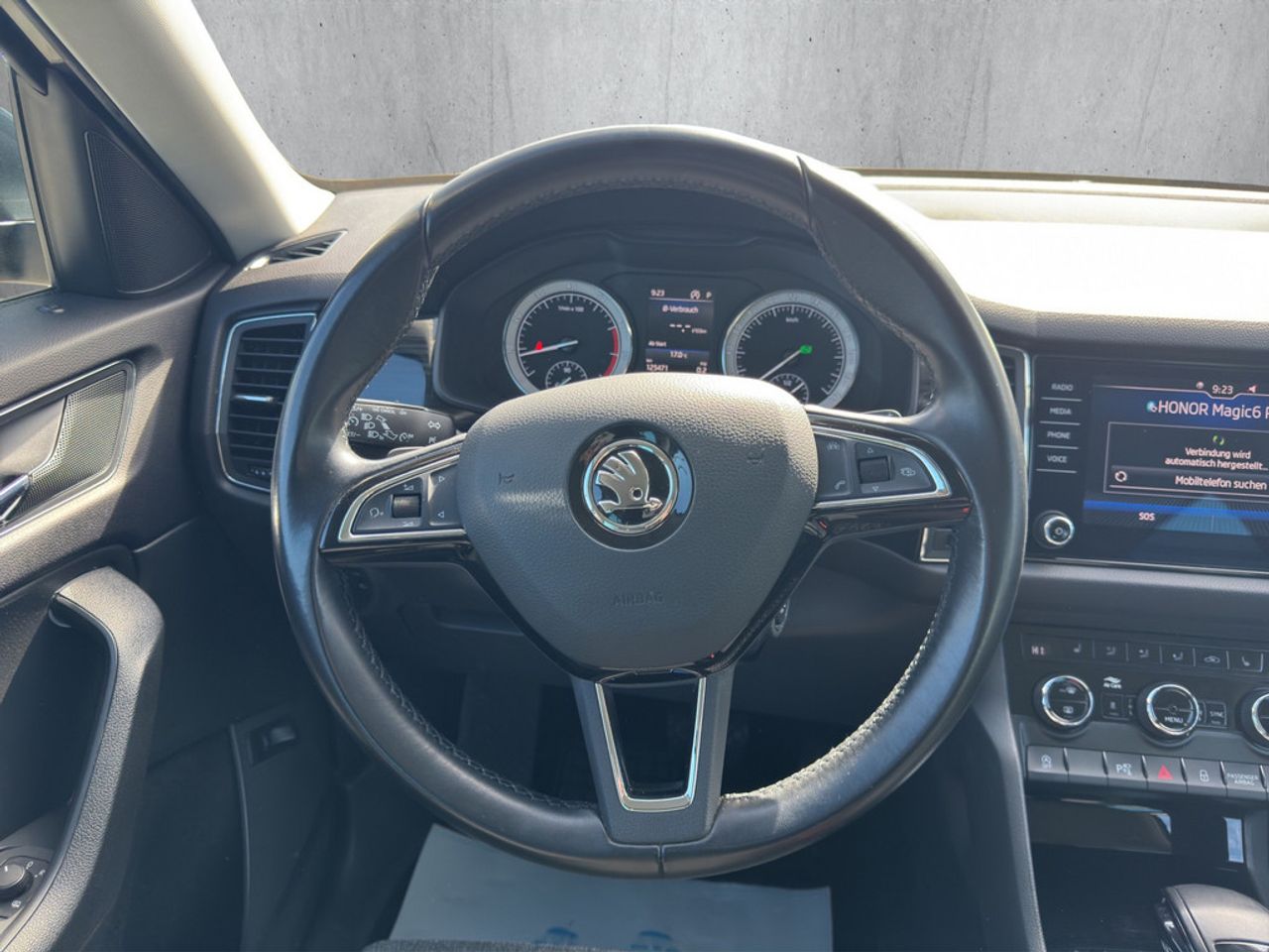 https://csb-strapi-files.fsn1.your-objectstorage.com/inventory-cars/images/b5a83fd15e649dfd2e3d4d1a10758360f1b2e4aa/18_1280_7234.jpg