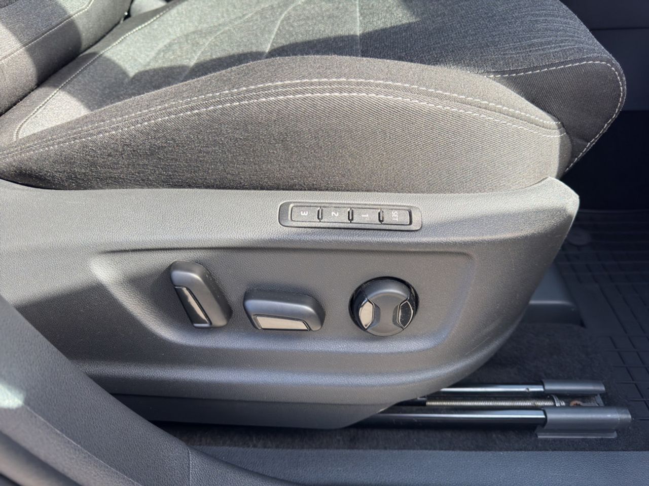 https://csb-strapi-files.fsn1.your-objectstorage.com/inventory-cars/images/b5a83fd15e649dfd2e3d4d1a10758360f1b2e4aa/20_1280_7752.jpg