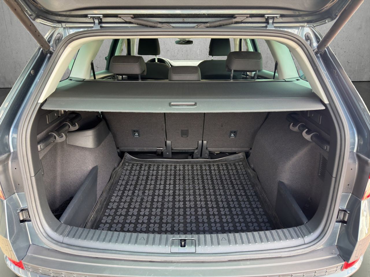 https://csb-strapi-files.fsn1.your-objectstorage.com/inventory-cars/images/b5a83fd15e649dfd2e3d4d1a10758360f1b2e4aa/5_1280_9293.jpg