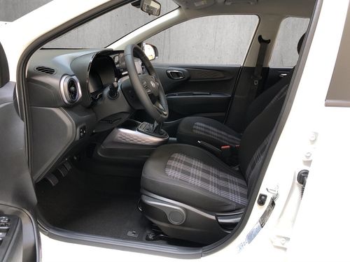https://csb-strapi-files.fsn1.your-objectstorage.com/inventory-cars/images/b5f2f0ccb7ec317738efd02cebe388db427b582f/8_500_1422.jpg
