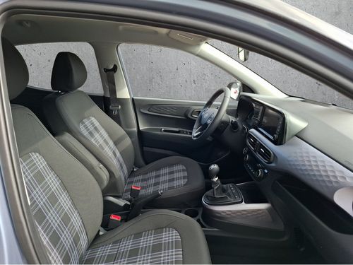 https://csb-strapi-files.fsn1.your-objectstorage.com/inventory-cars/images/bd0f49d1033b79775a17f32187a003c25be5fb4d/19_500_6307.jpg