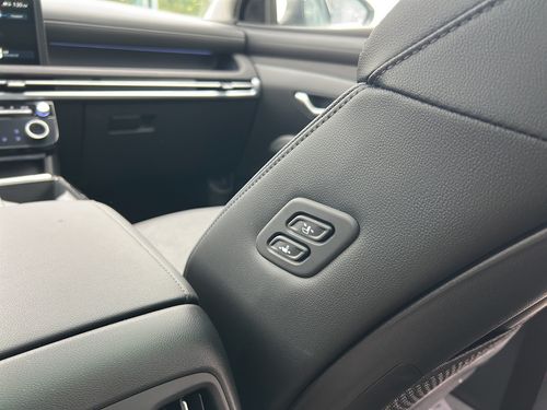 https://csb-strapi-files.fsn1.your-objectstorage.com/inventory-cars/images/c02454cafe197d7372e105384fdfc4a09d4dffe8/31_500_8801.jpg