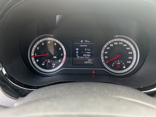 https://csb-strapi-files.fsn1.your-objectstorage.com/inventory-cars/images/c20c123c7c90e984ac098330aade721f3b23e98f/11_500_1427.jpg