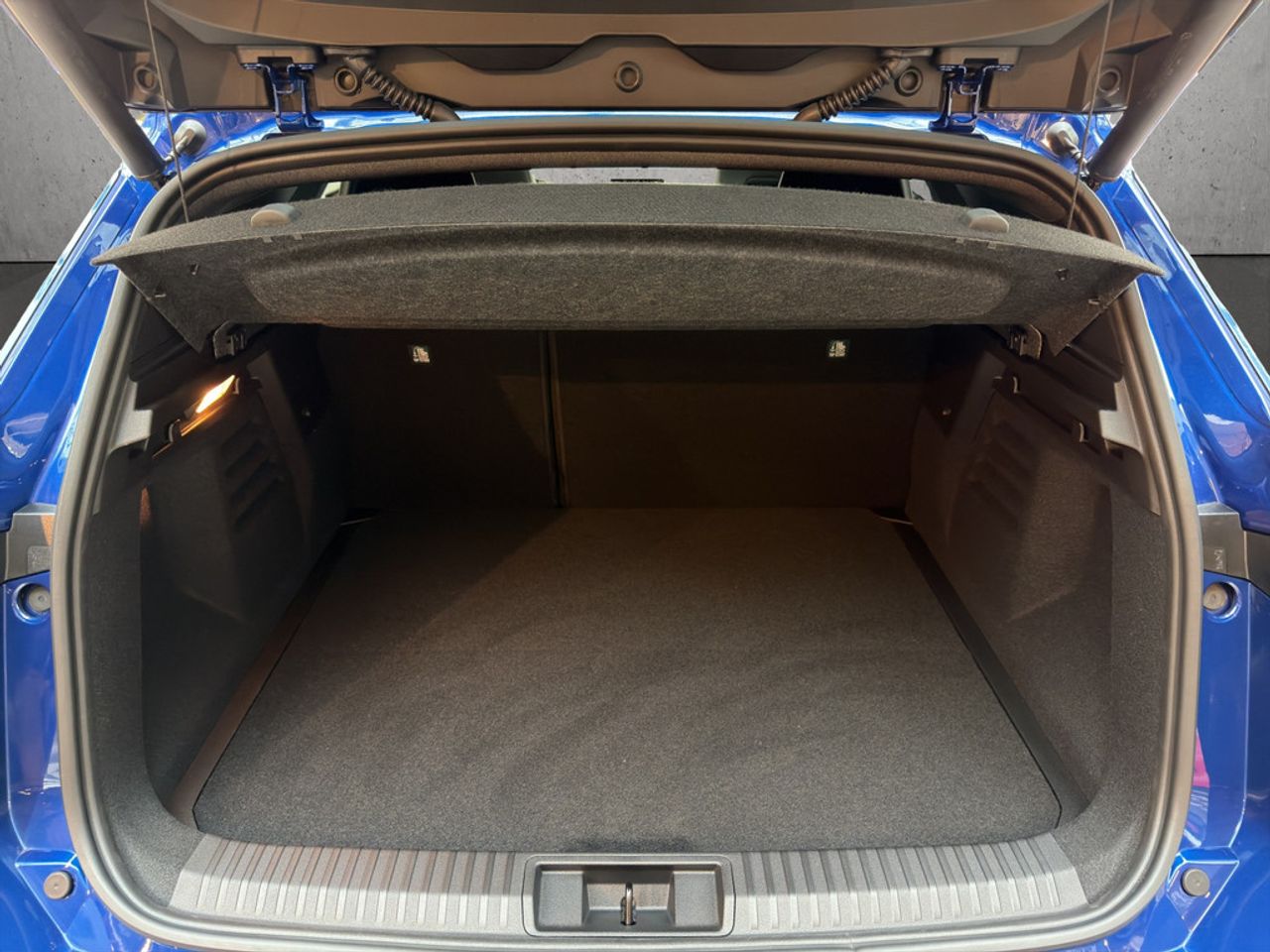https://csb-strapi-files.fsn1.your-objectstorage.com/inventory-cars/images/c2a7b76d81dd0ae01285d7645dfdd53292de8b22/5_1280_7306.jpg