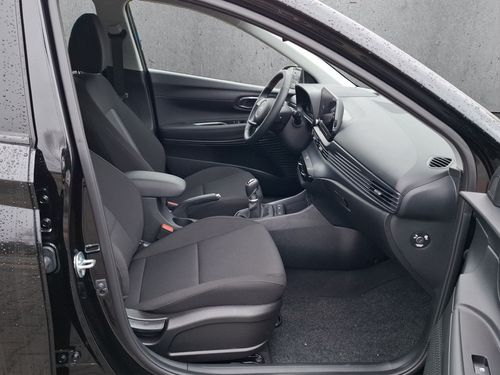 https://csb-strapi-files.fsn1.your-objectstorage.com/inventory-cars/images/c32df7f9635aa5f9b50781ea56df79e4b7c86b74/20_500_4933.jpg