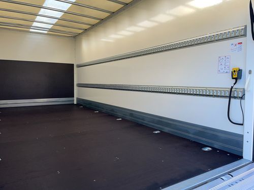 https://csb-strapi-files.fsn1.your-objectstorage.com/inventory-cars/images/c37eb363f6f516ba2d9fa2d120cacbafeb7f21dc/10_500_5034.jpg