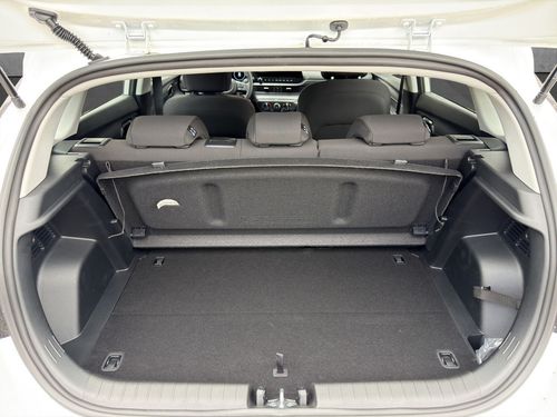 https://csb-strapi-files.fsn1.your-objectstorage.com/inventory-cars/images/c63b161cd9b7be6e611e2ed184599083ac7dd129/5_500_8189.jpg