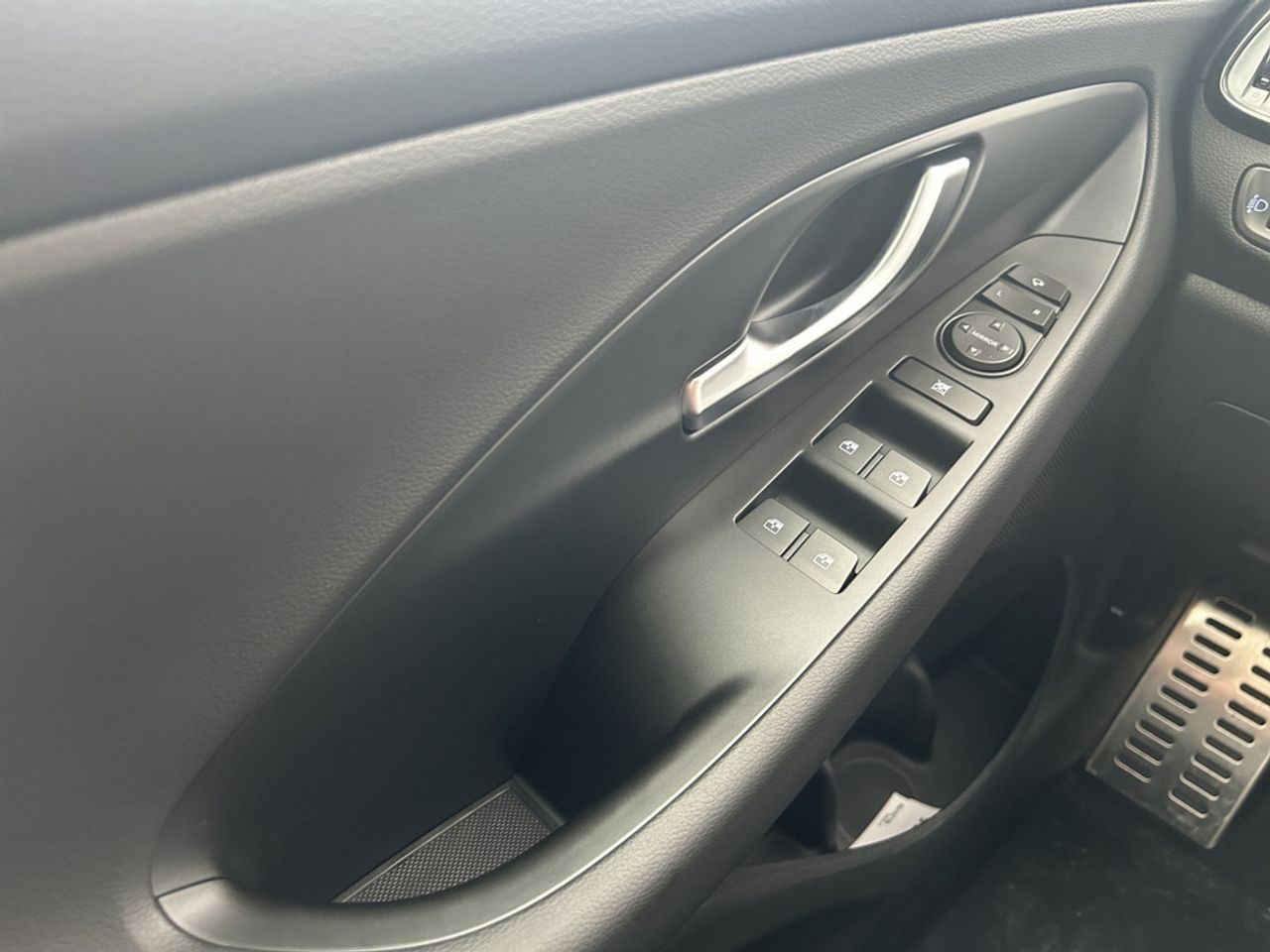 https://csb-strapi-files.fsn1.your-objectstorage.com/inventory-cars/images/c685fc56ae3d0cdb151e5c681f71bdb26ce619dc/13_1280_7629.jpg