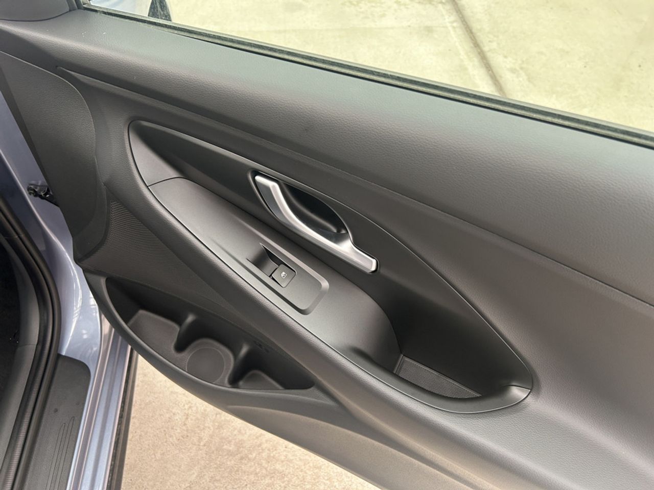 https://csb-strapi-files.fsn1.your-objectstorage.com/inventory-cars/images/c685fc56ae3d0cdb151e5c681f71bdb26ce619dc/21_1280_3599.jpg
