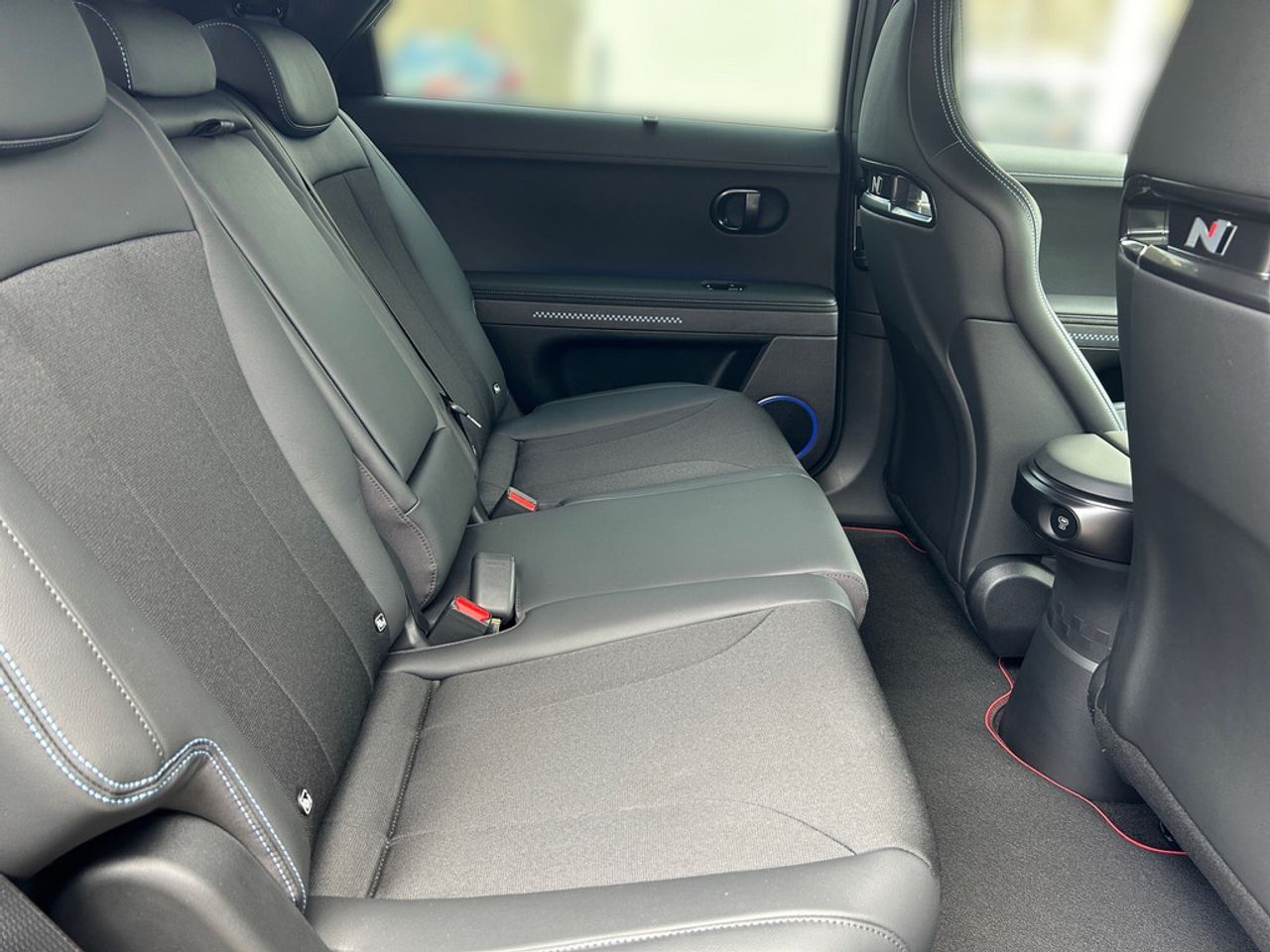 https://csb-strapi-files.fsn1.your-objectstorage.com/inventory-cars/images/c73fda16a7d887dd0009603025196836b012936d/12_1280_9616.jpg