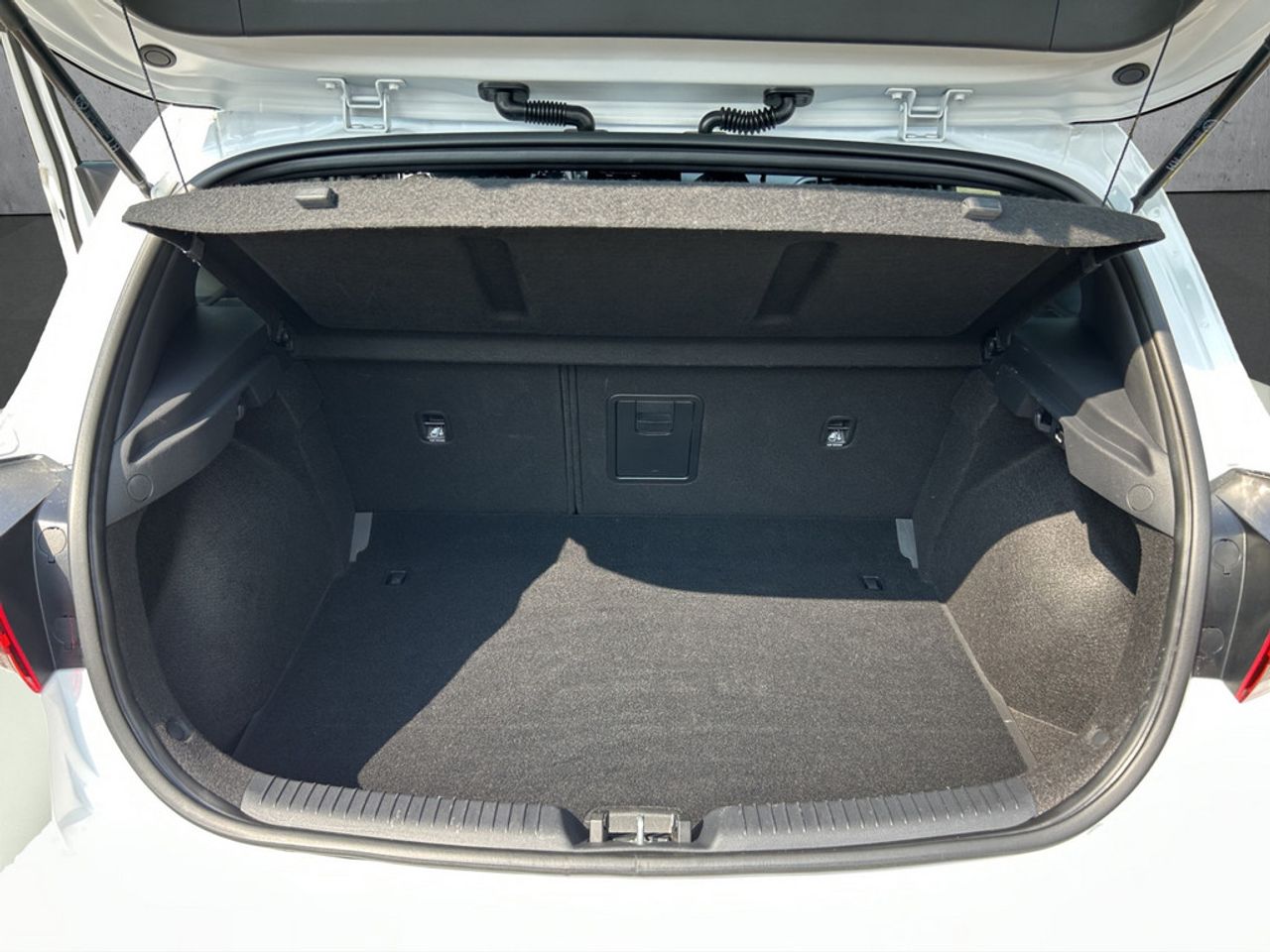 https://csb-strapi-files.fsn1.your-objectstorage.com/inventory-cars/images/c7ef78653f05e63c824b31669ed4a90dd3ea64b4/18_1280_6769.jpg