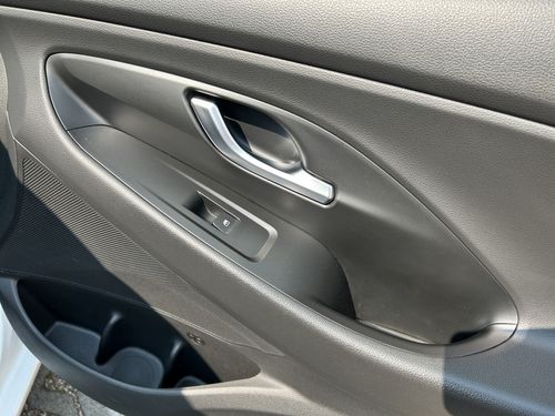 https://csb-strapi-files.fsn1.your-objectstorage.com/inventory-cars/images/c7ef78653f05e63c824b31669ed4a90dd3ea64b4/21_500_9171.jpg