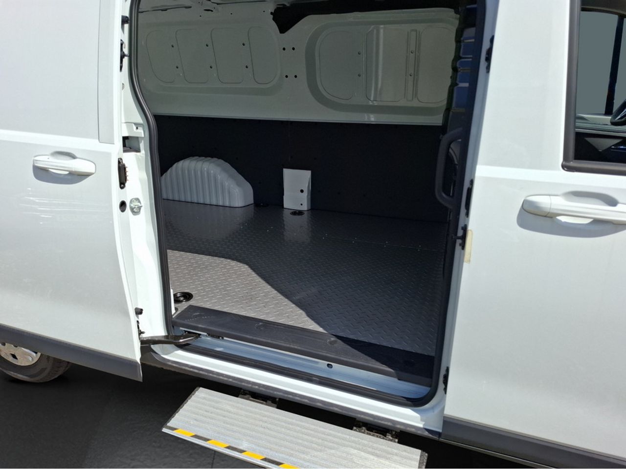 https://csb-strapi-files.fsn1.your-objectstorage.com/inventory-cars/images/ce8db357a25e9f38d93e3785d072f8d3a4cb6813/18_1280_1968.jpg