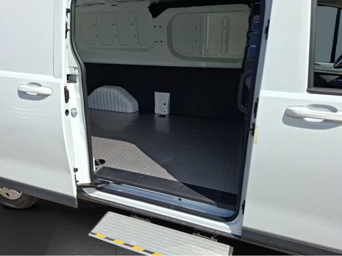 https://csb-strapi-files.fsn1.your-objectstorage.com/inventory-cars/images/ce8db357a25e9f38d93e3785d072f8d3a4cb6813/18_500_1209.jpg