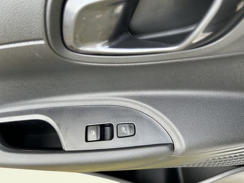 https://csb-strapi-files.fsn1.your-objectstorage.com/inventory-cars/images/d66825a10d7106fe81de811d5926515021adcf67/21_500_1500.jpg