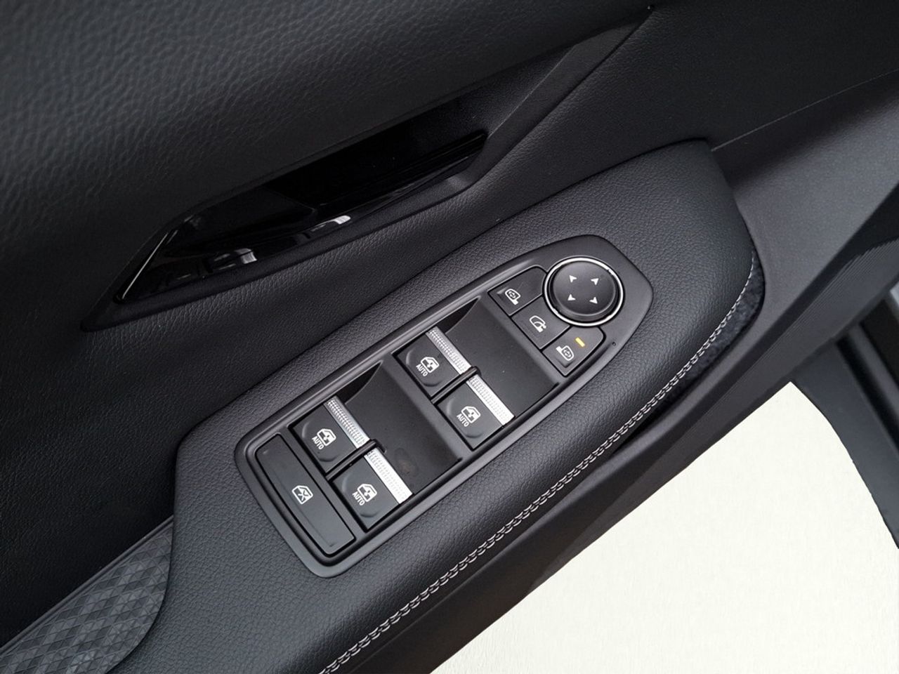 https://csb-strapi-files.fsn1.your-objectstorage.com/inventory-cars/images/da2f2ab4e22fd29db969b68320a4dd0aff86f7ae/13_1280_5327.jpg