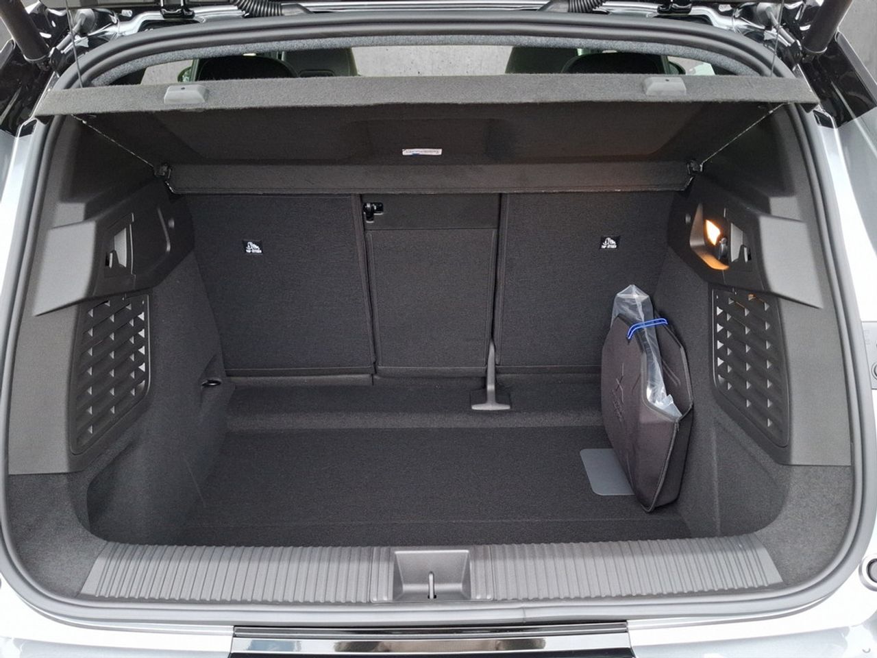 https://csb-strapi-files.fsn1.your-objectstorage.com/inventory-cars/images/da2f2ab4e22fd29db969b68320a4dd0aff86f7ae/17_1280_1041.jpg