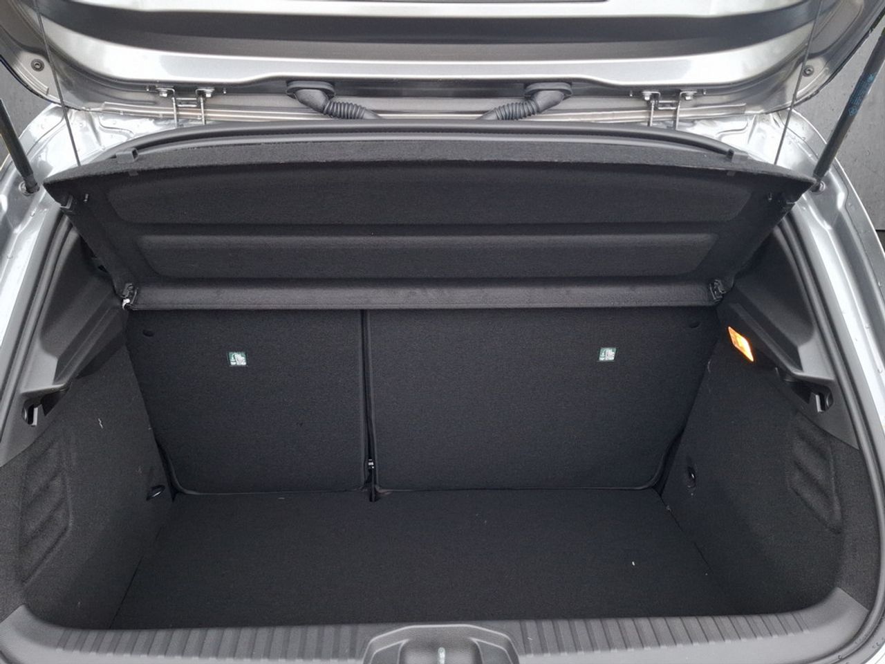https://csb-strapi-files.fsn1.your-objectstorage.com/inventory-cars/images/db00d2dd53cfc104a84eede61e8607949f202e6b/17_1280_3672.jpg