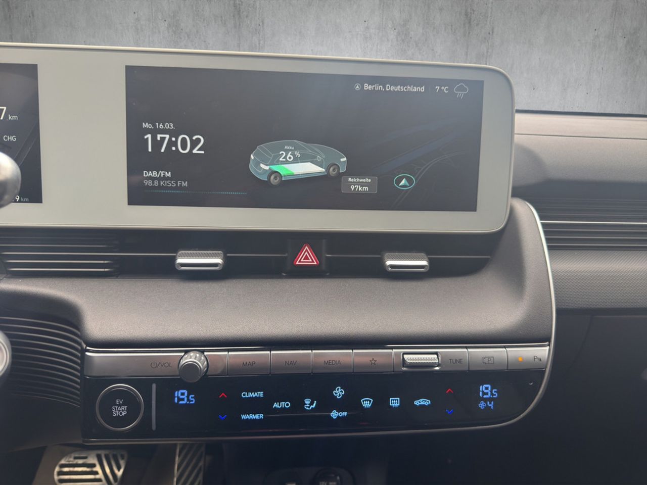 https://csb-strapi-files.fsn1.your-objectstorage.com/inventory-cars/images/db7ba180e69df7133767f39b8816d8d0f7d2f0c3/12_1280_5678.jpg