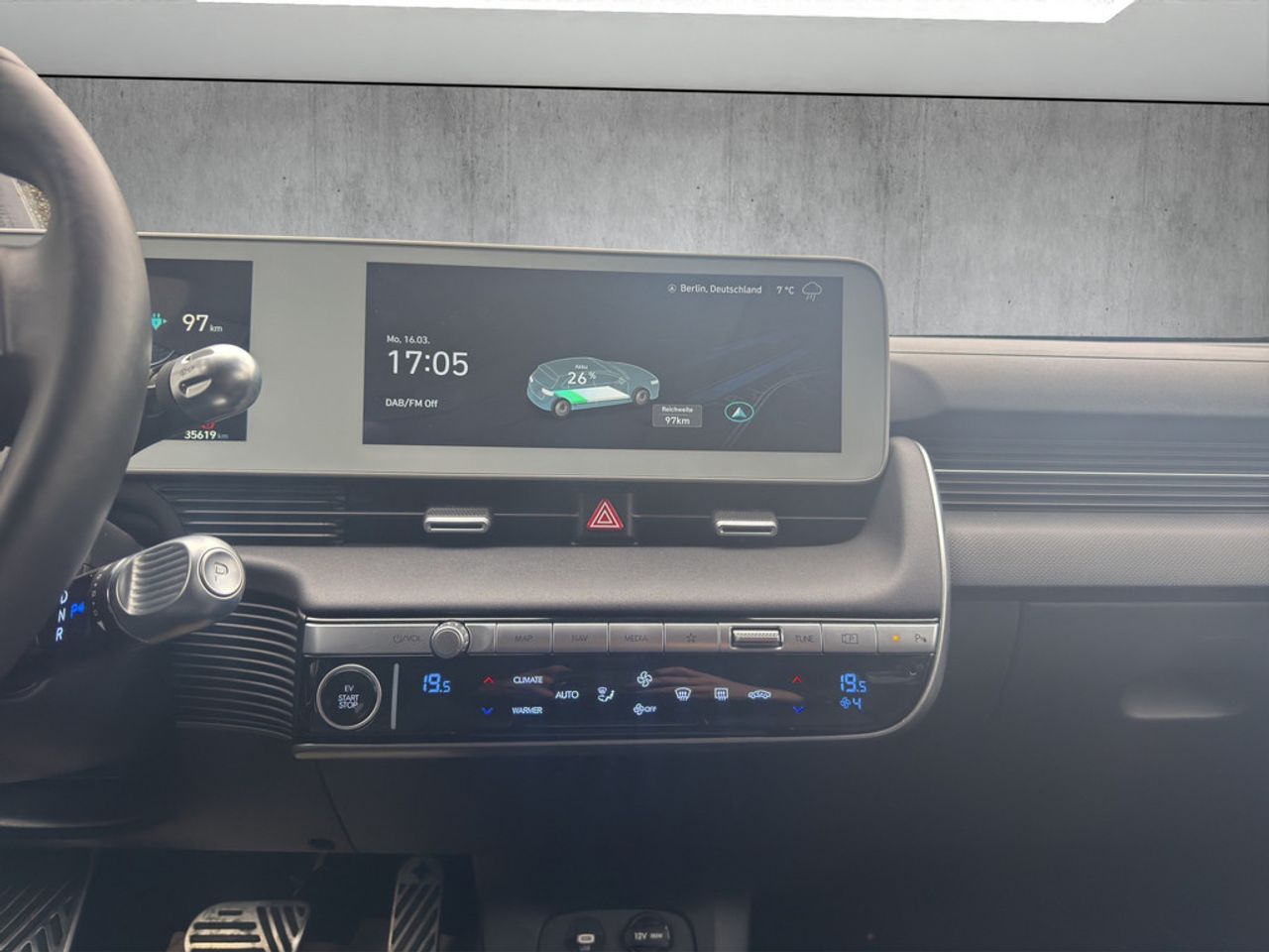 https://csb-strapi-files.fsn1.your-objectstorage.com/inventory-cars/images/db7ba180e69df7133767f39b8816d8d0f7d2f0c3/17_1280_4309.jpg