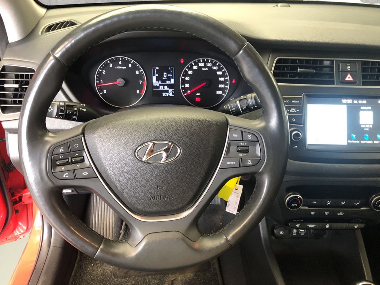 https://csb-strapi-files.fsn1.your-objectstorage.com/inventory-cars/images/dc711cd1a54d8887621debdd19c0a547bc0a36bc/8_1280_8083.jpg