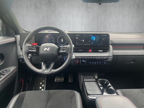 https://csb-strapi-files.fsn1.your-objectstorage.com/inventory-cars/images/dd94f4ab6c6aa3fa8d647555326599b6f7fa294f/8_500_1800.jpg