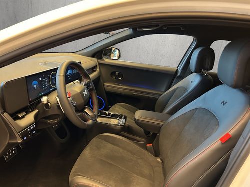 https://csb-strapi-files.fsn1.your-objectstorage.com/inventory-cars/images/de1787069bf761d9c80cc1fe062b31b05f708571/9_500_6107.jpg