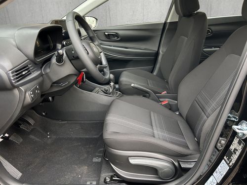 https://csb-strapi-files.fsn1.your-objectstorage.com/inventory-cars/images/e4d1074e910af8bedf1612835b97a3d7a3e8e488/11_500_7723.jpg