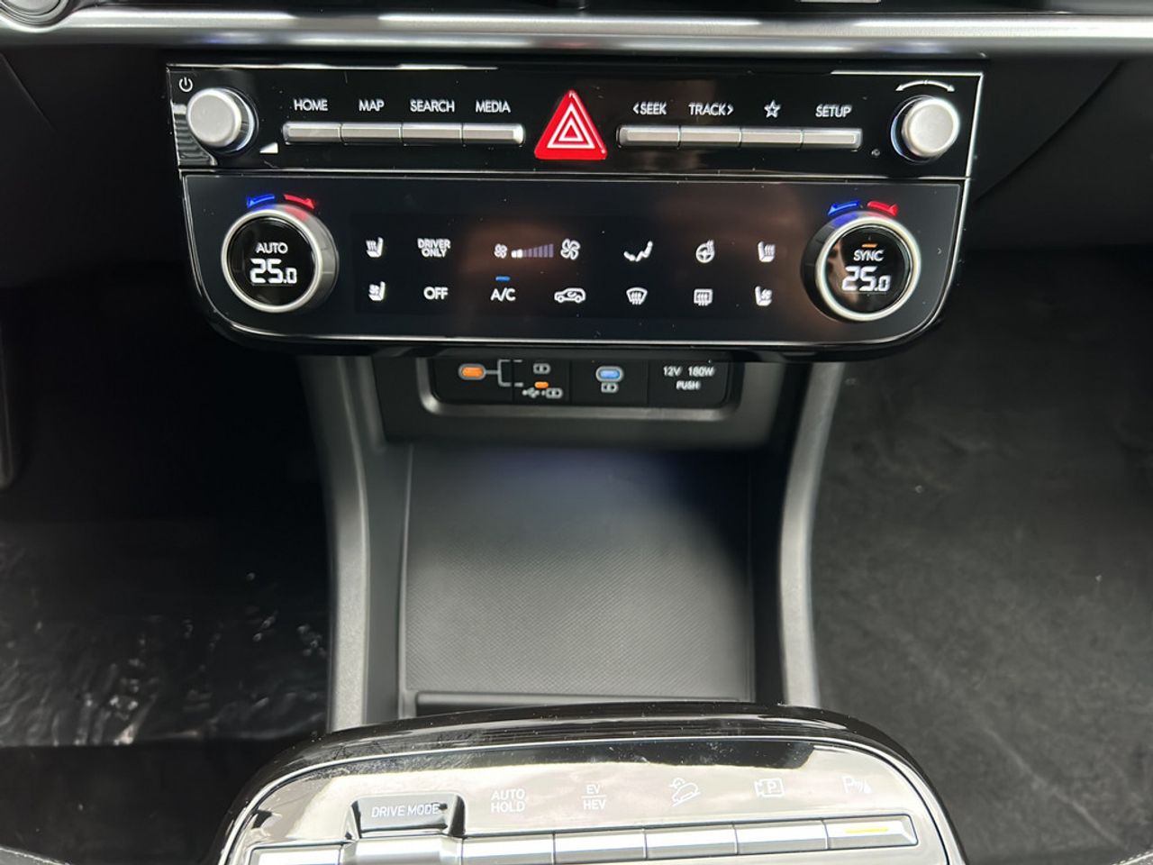 https://csb-strapi-files.fsn1.your-objectstorage.com/inventory-cars/images/e6e7b64ee3eca2d7442bc5e3476686bfbc8e3e17/21_1280_3949.jpg