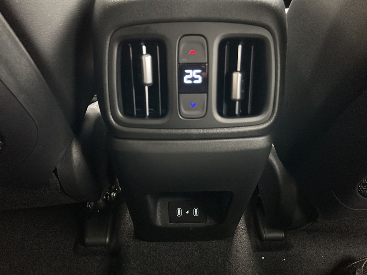 https://csb-strapi-files.fsn1.your-objectstorage.com/inventory-cars/images/e6e7b64ee3eca2d7442bc5e3476686bfbc8e3e17/22_1280_4141.jpg