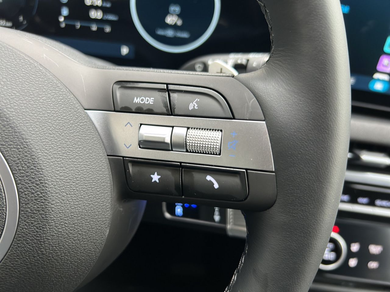 https://csb-strapi-files.fsn1.your-objectstorage.com/inventory-cars/images/e6e7b64ee3eca2d7442bc5e3476686bfbc8e3e17/30_1280_2941.jpg