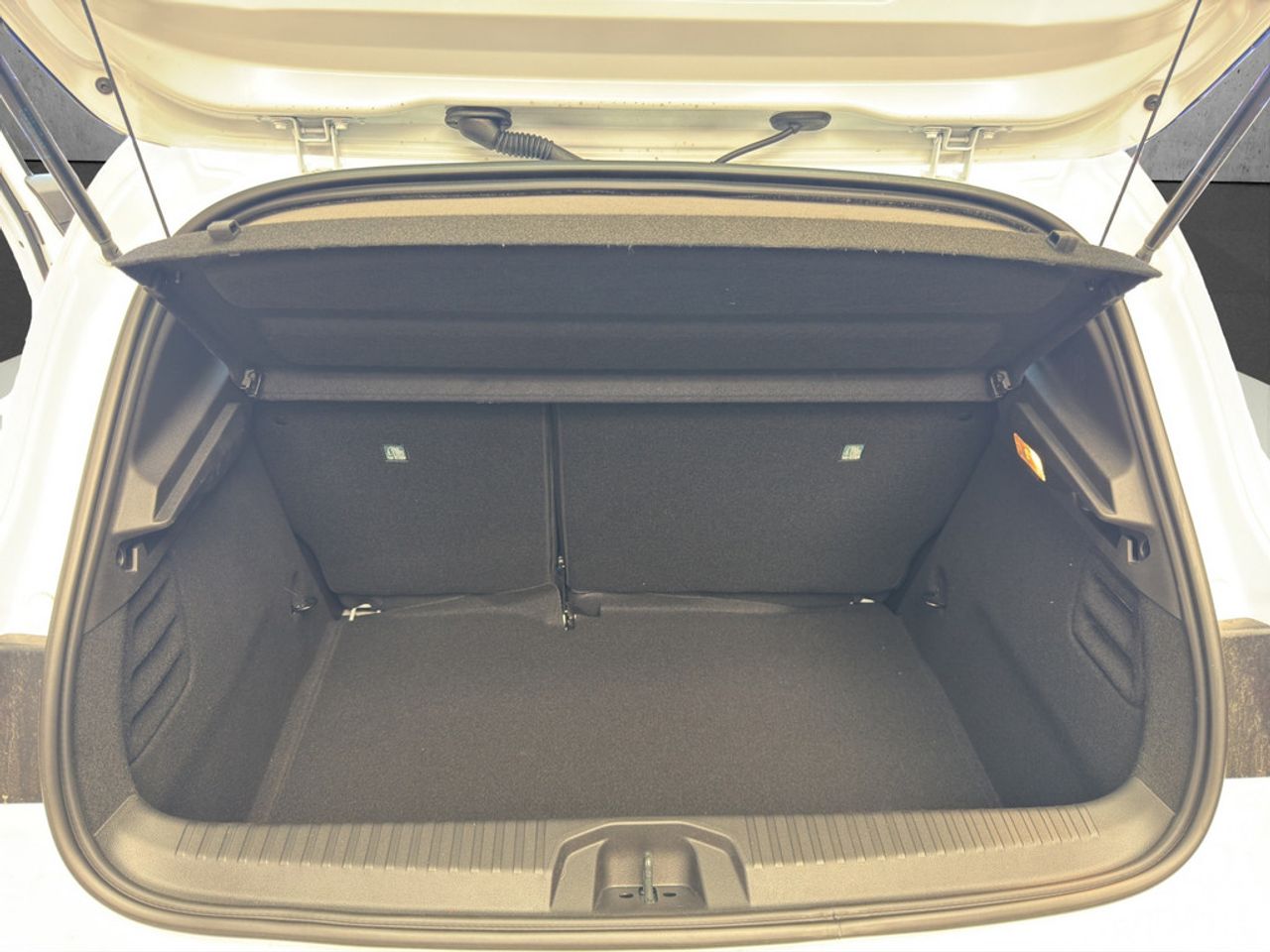 https://csb-strapi-files.fsn1.your-objectstorage.com/inventory-cars/images/e742d1e9754e29265c3afdf025d411ce0a60fc05/15_1280_9002.jpg