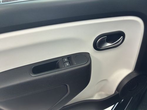 https://csb-strapi-files.fsn1.your-objectstorage.com/inventory-cars/images/ea03cb51512f9e9445b92d7df213b62ab2c5fcb7/13_500_7859.jpg