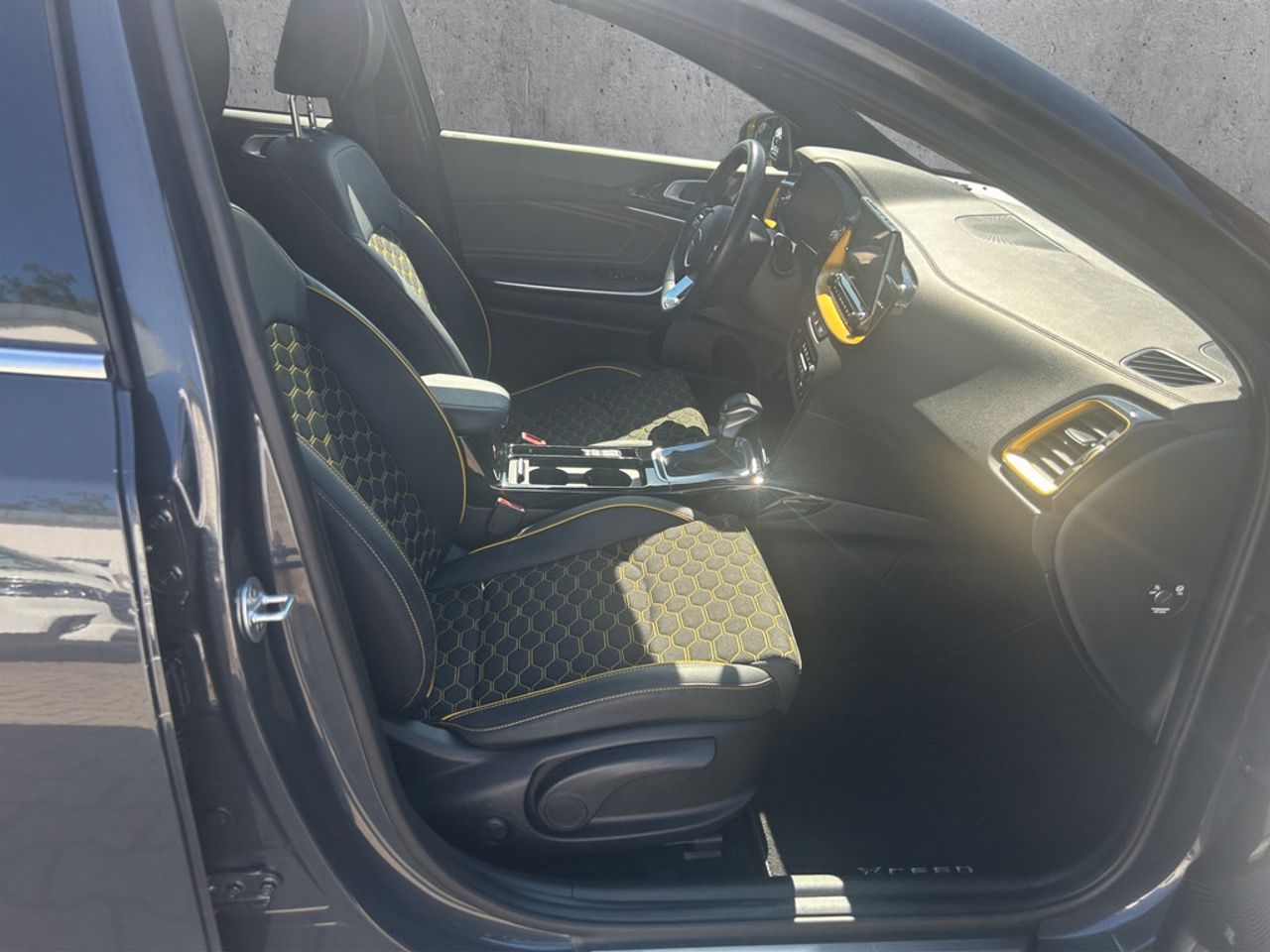 https://csb-strapi-files.fsn1.your-objectstorage.com/inventory-cars/images/efede08e4db71c0b4f5c83d4a97c0f49cc352bfa/15_1280_2087.jpg