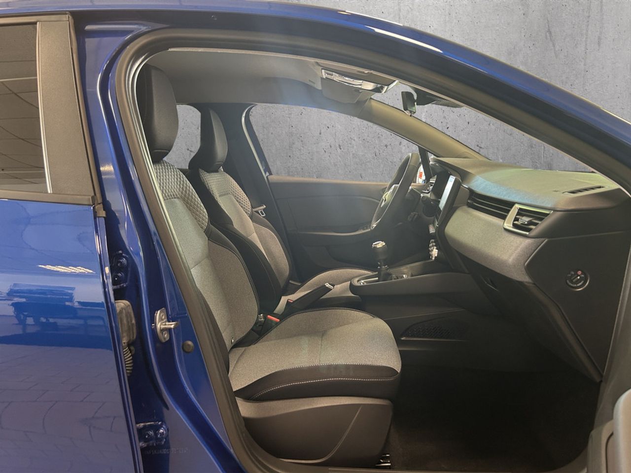 https://csb-strapi-files.fsn1.your-objectstorage.com/inventory-cars/images/f6a95728211a74e9a1b14acb86586f89456bb040/19_1280_2276.jpg