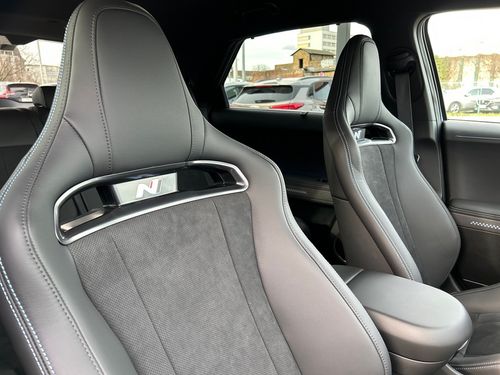 https://csb-strapi-files.fsn1.your-objectstorage.com/inventory-cars/images/fb93de60a288d14ec928bc9c7e0954b736cac053/15_500_8677.jpg