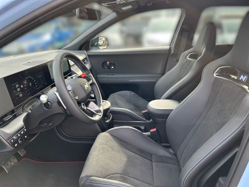 https://csb-strapi-files.fsn1.your-objectstorage.com/inventory-cars/images/fb93de60a288d14ec928bc9c7e0954b736cac053/6_500_8391.jpg