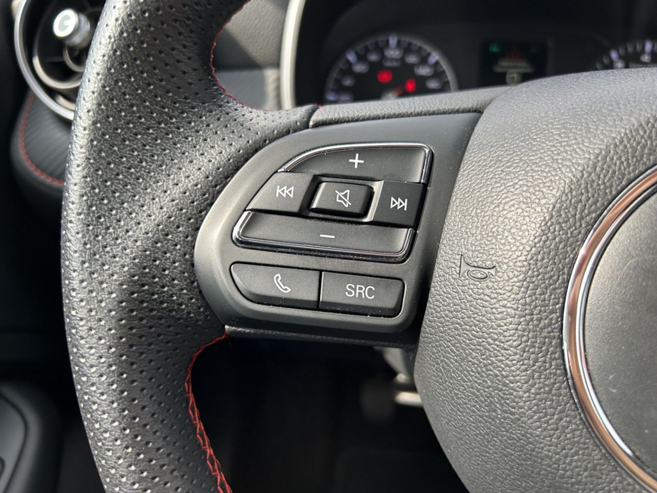 https://csb-strapi-files.fsn1.your-objectstorage.com/inventory-cars/images/fc1445f2384175edf6377d00abbd629f057cb132/12_1280_2317.jpg