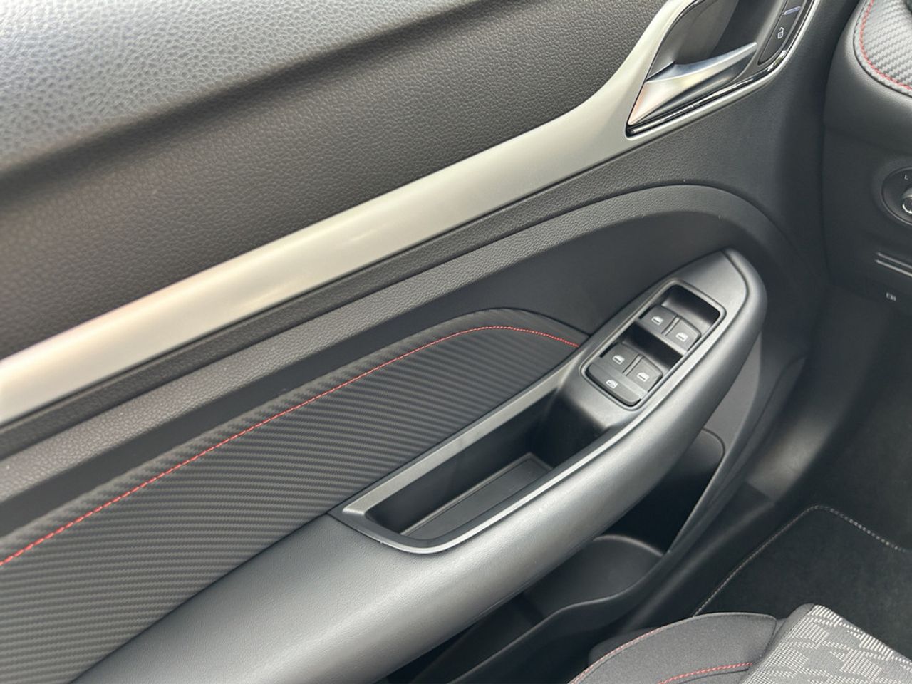 https://csb-strapi-files.fsn1.your-objectstorage.com/inventory-cars/images/fc1445f2384175edf6377d00abbd629f057cb132/18_1280_4446.jpg