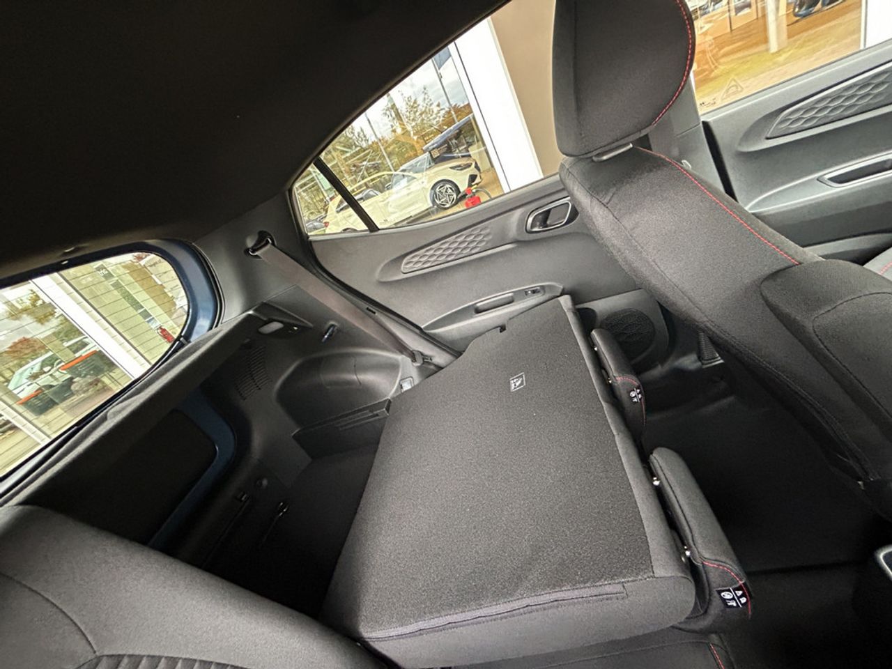 https://csb-strapi-files.fsn1.your-objectstorage.com/inventory-cars/images/fd0677aac2a9f81e6c562429a6d1c3f47076e003/23_1280_2301.jpg