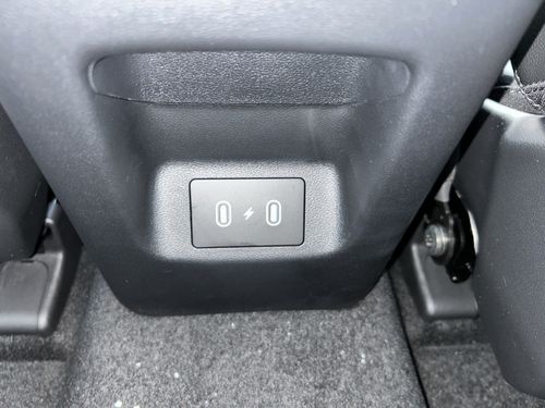 https://csb-strapi-files.fsn1.your-objectstorage.com/inventory-cars/images/fd58e1dea54bd254e29e8dc01a85adf4fc80fd85/31_500_2998.jpg