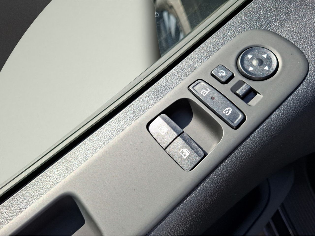 https://csb-strapi-files.fsn1.your-objectstorage.com/inventory-cars/images/ffb86ead50ef4412464a61f79e54770853878958/13_1280_9997.jpg