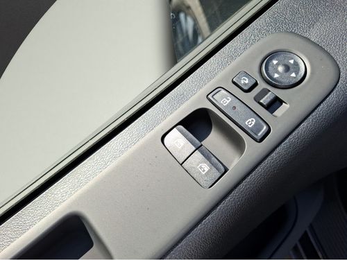 https://csb-strapi-files.fsn1.your-objectstorage.com/inventory-cars/images/ffb86ead50ef4412464a61f79e54770853878958/13_500_1670.jpg